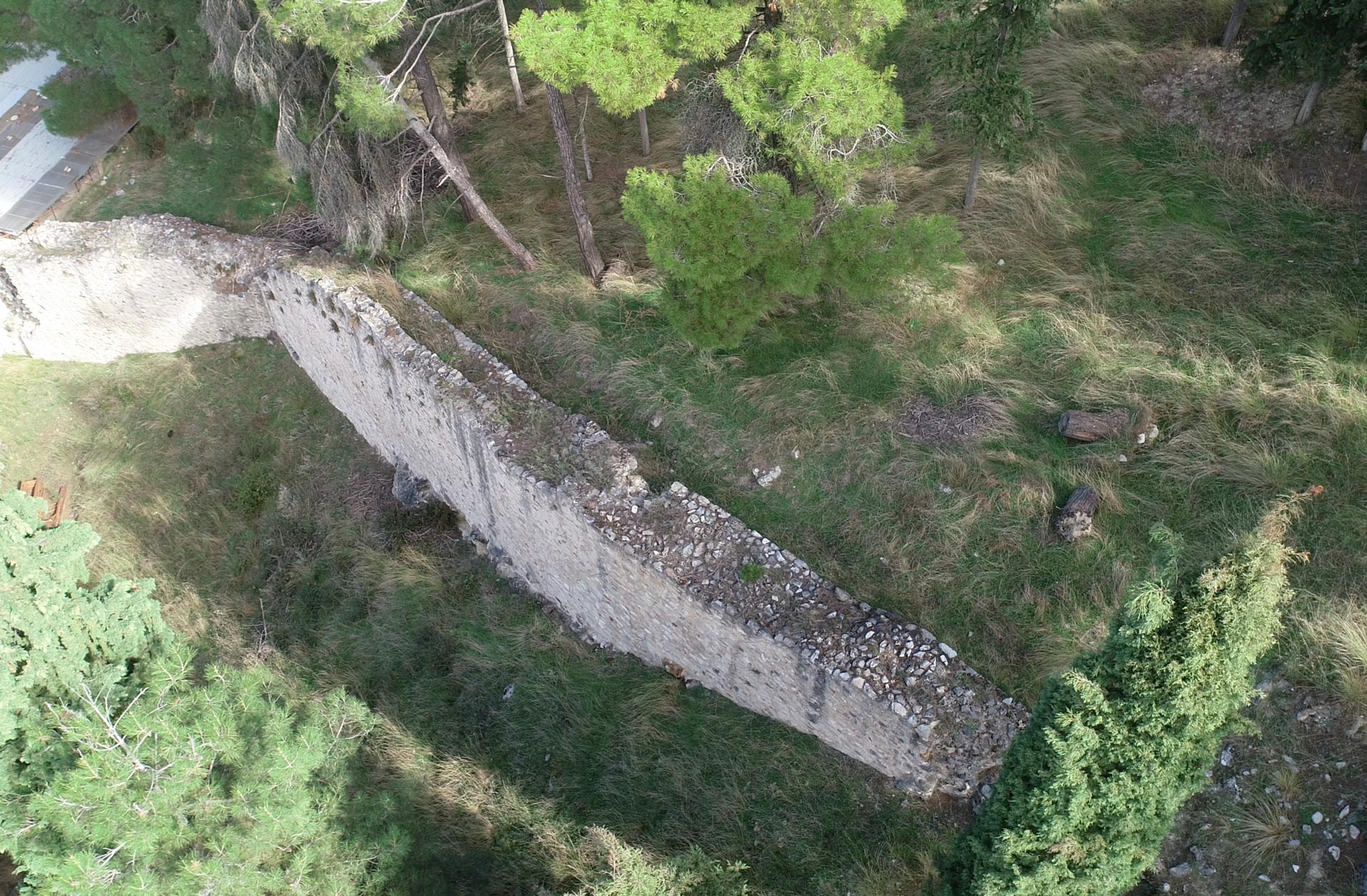 Φωτογραφία στην οποία διακρίνεται τμήμα του διάμεσου τείχους των Σερβίων και το φυσικό τοπίο που το περιβάλλει.
