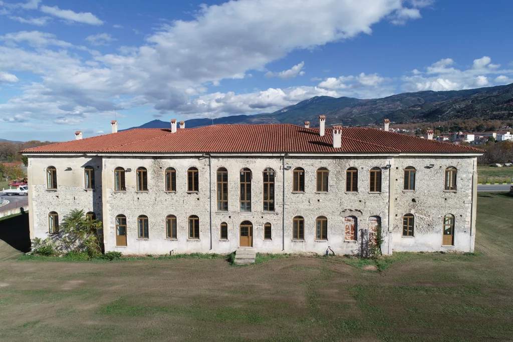 Αεροφωτογραφία στην οποία απεικονίζεται το τουρκικό σχολείο των Σερβίων, που βρίσκεται στη βόρεια είσοδο της πόλης των Σερβίων. Είναι ένα από τα ελάχιστα δείγματα της αρχιτεκτονικής των Σερβίων της ύστερης οθωμανικής περιόδου.
