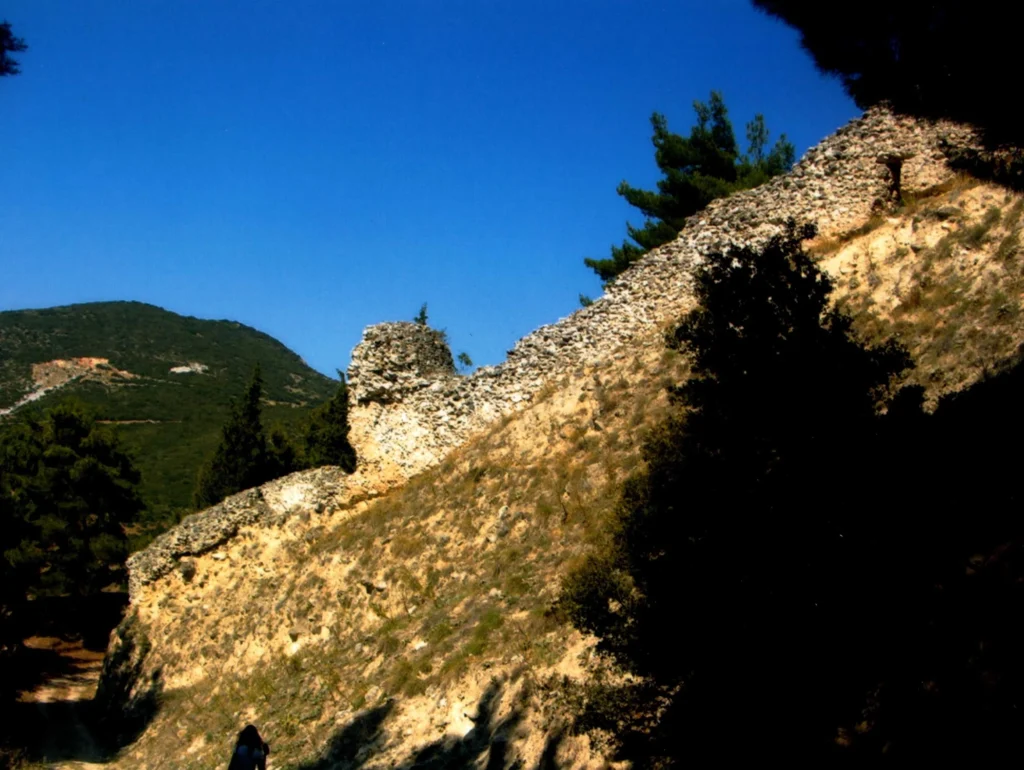Διακρίνεται τμήμα των εξωτερικών τειχών των Σερβίων, στο ύψος της ακρόπολης, πριν την αποκατάστασή του
