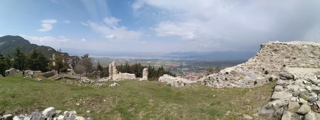 Φωτογραφία στην οποία απεικονίζεται τμήμα της οχύρωσης των Σερβίων και οι δύο ορθογώνιοι πύργοι αυτής. Στο βάθος διακρίνεται η σύγχρονη πόλη των Σερβίων και η κοιλάδα του Αλιάκμονα.