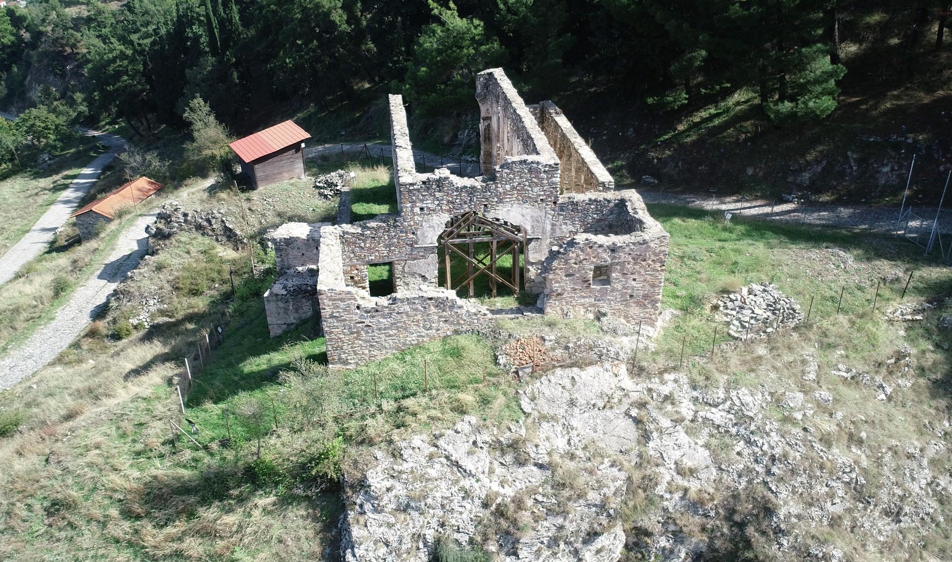 Αεροφωτογραφία της Βασιλικής των Σερβίων από τα δυτικά. Στα αριστερά της φωτογραφίας διακρίνεται ο Ναός του Αγίου Ιωάννη.